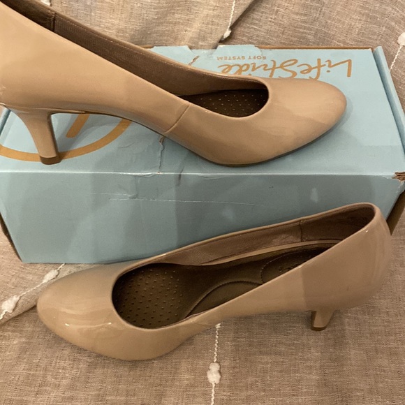 Life Stride Pumps neutral comfort heels  size 7 - Picture 2 of 7